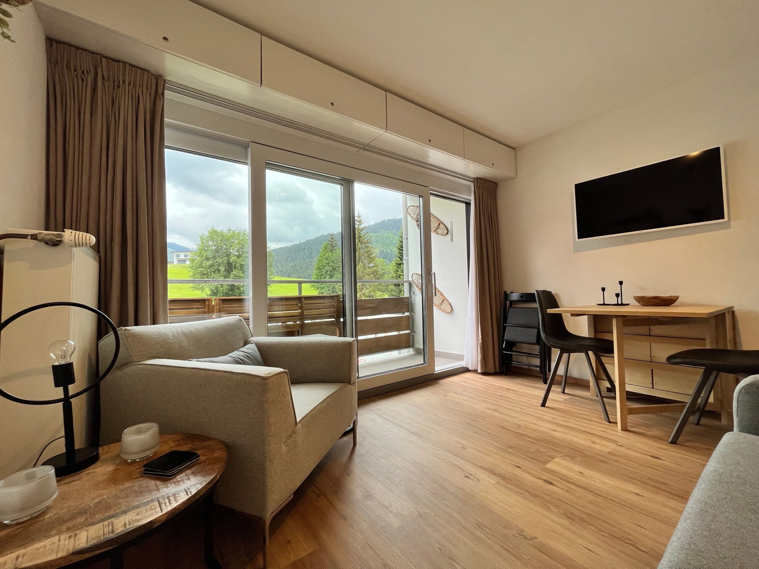De woonkamer van Alpen Studio I combineert moderne design elementen met een rustieke, bergachtige uitstraling. Met een sfeervol interieur van hout en steen biedt de Alpen Studio I woonkamer een comfortabele en warme ruimte om te ontspannen. Grote ramen zorgen voor een panoramisch uitzicht op de Alpen, terwijl de ruime zithoek ideaal is voor een gezellig verblijf. Perfect voor een vakantie in de bergen, waar natuur en comfort samenkomen.